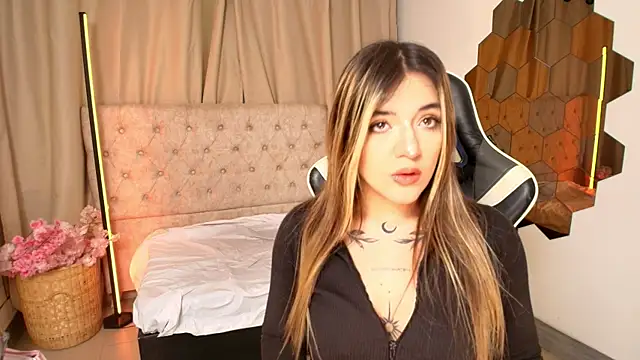 ashleyvalirya online show from March 21, 2025, 3:44 am