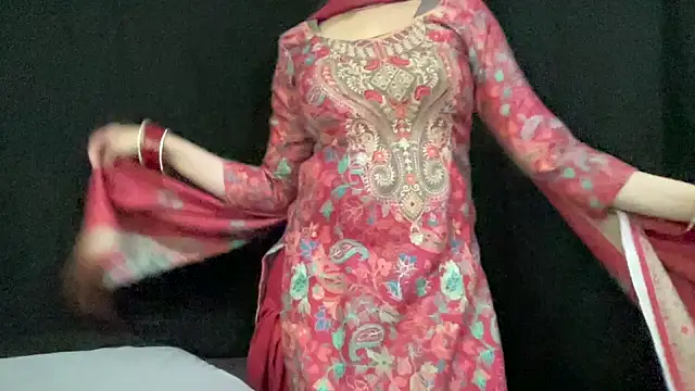 couple horne online show from April 12, 2026, 4:01 pm