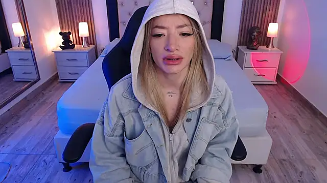 zoe jones13 online show from September 11, 2025, 3:17 am