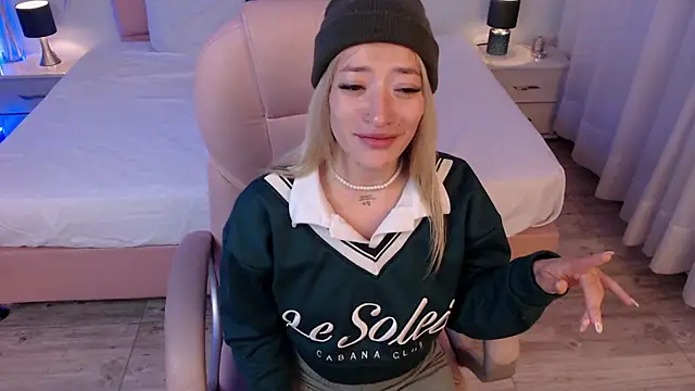 zoe jones13 online show from April 7, 2026, 4:02 am