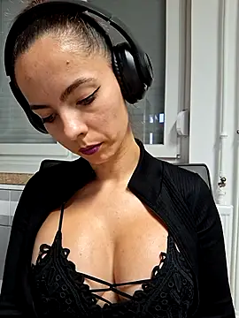 Snapshot of allinqueen chatting on October 23, 2025, 12:48 pm allinqueen online show from October 23, 2025, 12:48 pm