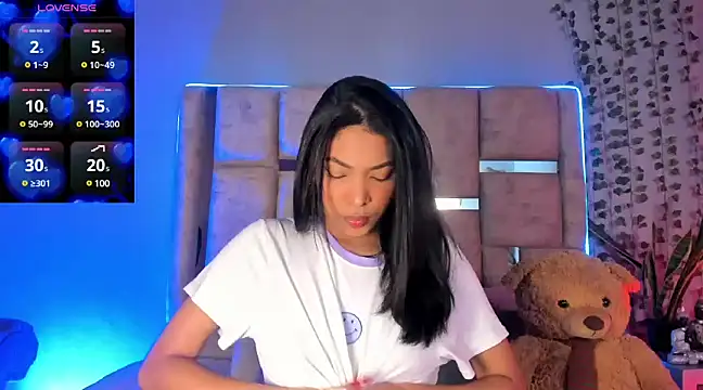 KarolRojas  online show from February 13, 2025, 3:29 am