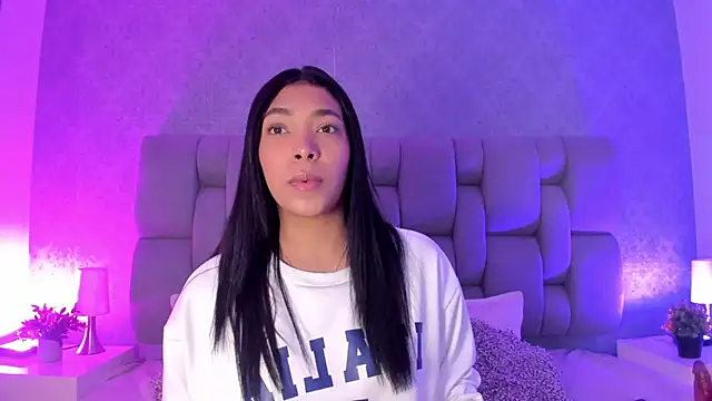 KarolRojas  online show from September 18, 2025, 3:19 am
