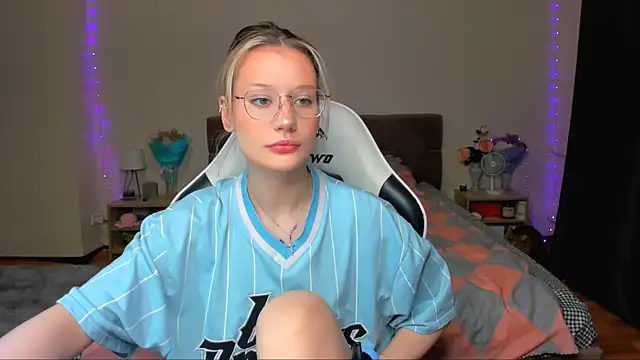 DearLia online show from October 18, 2025, 9:48 pm