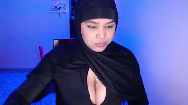 Snapshot of VenussTits97 chatting on March 18, 2025, 12:05 am VenussTits97 online show from March 18, 2025, 12:05 am