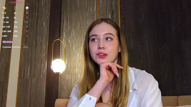 Snapshot of LoraineLuff chatting on January 29, 2025, 11:35 pm LoraineLuff online show from January 29, 2025, 11:35 pm