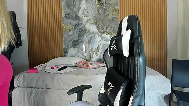 Danna topless online show from November 27, 2025, 12:07 pm