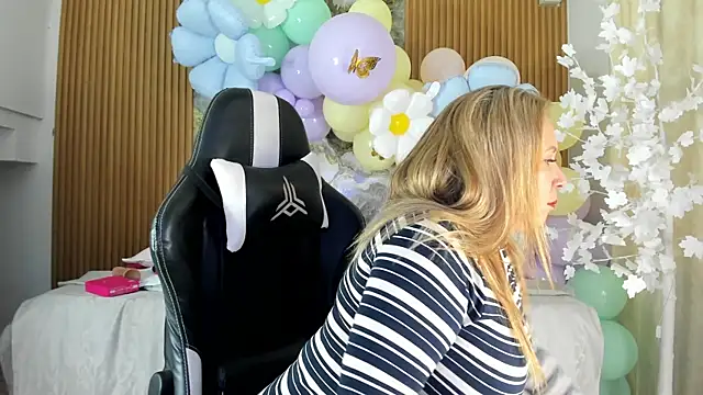 Danna topless online show from April 10, 2026, 11:59 am