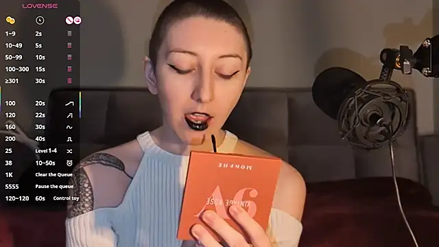 lovelylucyy online show from February 5, 2025, 8:14 pm