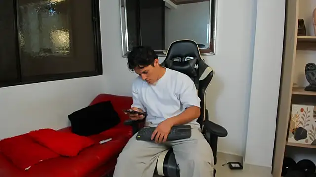 julian wallace online show from February 6, 2026, 7:28 pm