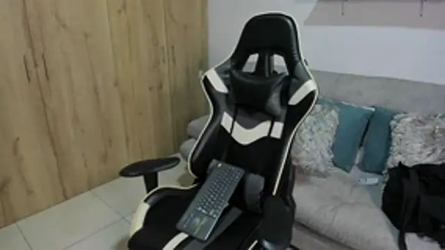 julian wallace online show from February 23, 2026, 1:41 pm