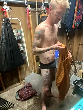 Snapshot of bentoverblonde chatting on October 3, 2025, 1:41 pm bentoverblonde online show from October 3, 2025, 1:41 pm