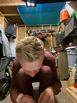 Snapshot of bentoverblonde chatting on October 31, 2025, 6:47 am bentoverblonde online show from October 31, 2025, 6:47 am