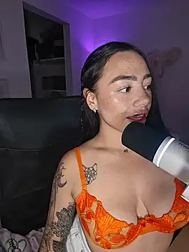 Snapshot of helena_smith chatting on July 8, 2026, 3:33 am helena smith online show from July 8, 2026, 3:33 am