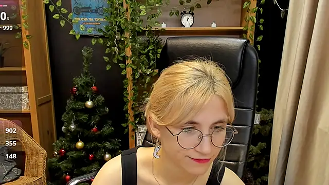 Snapshot of Moon13152 chatting on December 22, 2024, 1:55 am Moon13152 online show from December 22, 2024, 1:55 am