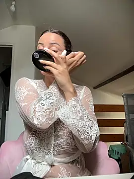 venusrey  online show from June 10, 2026, 12:48 pm