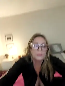 lolavalecuatro online show from April 22, 2026, 7:26 pm