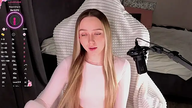 Snapshot of HollisBeckett chatting on February 15, 2026, 3:14 am HollisBeckett online show from February 15, 2026, 3:14 am