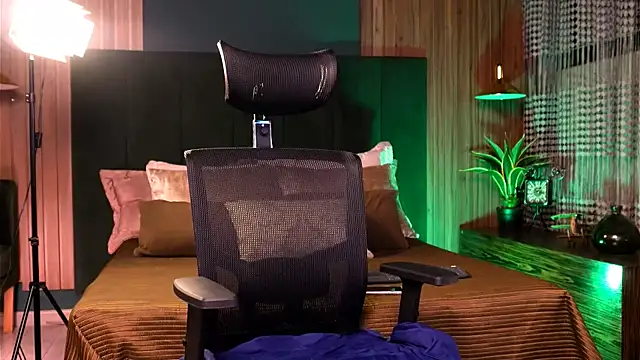 LeoSalvatore  online show from March 14, 2025, 3:59 am