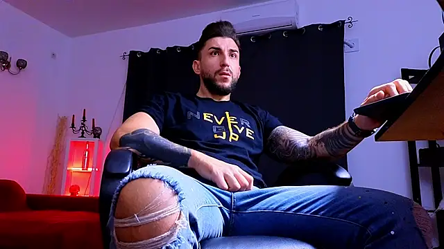 Snapshot of MightyAaron66 chatting on October 6, 2025, 2:31 am MightyAaron66 online show from October 6, 2025, 2:31 am