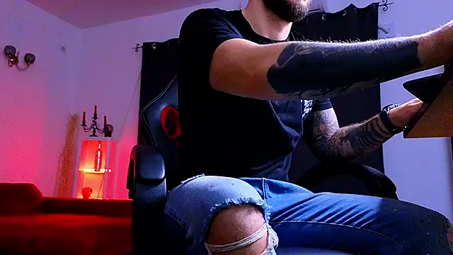 Snapshot of MightyAaron66 chatting on December 2, 2025, 3:56 am MightyAaron66 online show from December 2, 2025, 3:56 am