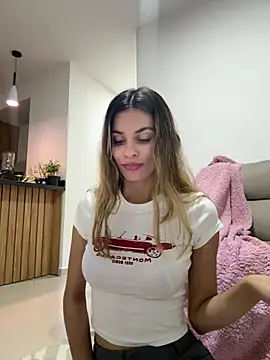 Snapshot of cuteluci_ chatting on July 8, 2026, 6:40 am cuteluci online show from July 8, 2026, 6:40 am