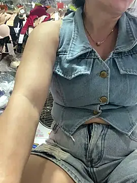 Snapshot of Cesywet chatting on September 10, 2025, 4:45 am Cesywet online show from September 10, 2025, 4:45 am