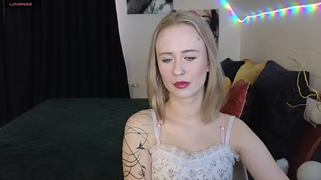 SashaBrooks online show from October 9, 2025, 1:42 pm