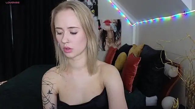 SashaBrooks online show from October 12, 2025, 1:32 pm