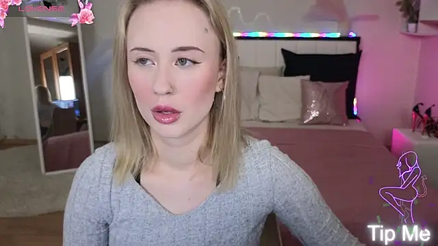 SashaBrooks online show from November 17, 2025, 2:12 pm