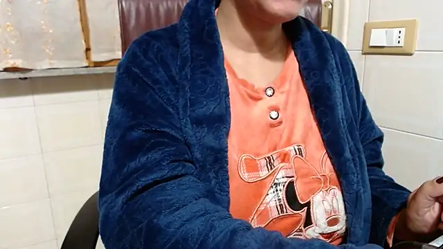 Foxlady2271 online show from December 4, 2025, 3:54 pm