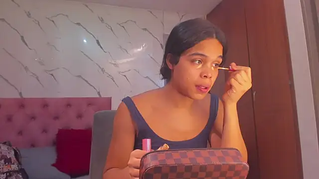 evelyn wine online show from November 18, 2025, 8:57 pm