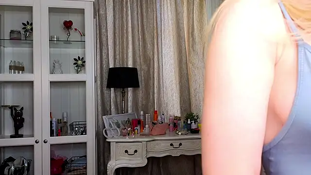 AnneFoxy online show from February 4, 2026, 7:14 am