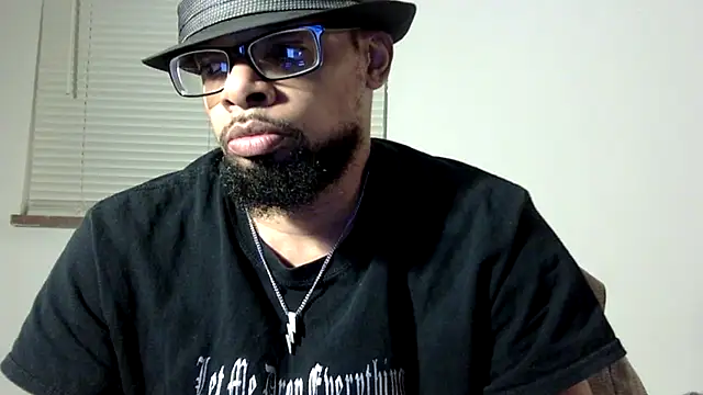 Snapshot of WhiskeyWood_DuhGOD chatting on November 2, 2025, 1:19 am WhiskeyWood DuhGOD online show from November 2, 2025, 1:19 am