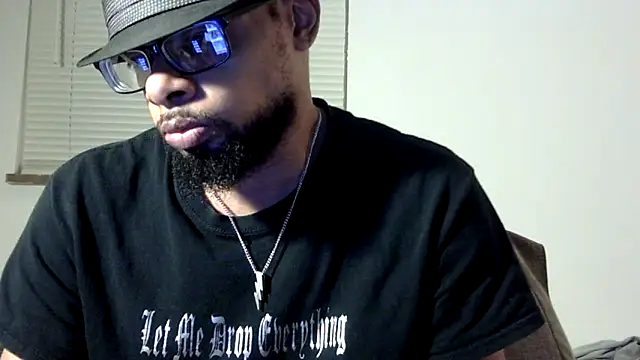 Snapshot of WhiskeyWood_DuhGOD chatting on November 3, 2025, 2:13 am WhiskeyWood DuhGOD online show from November 3, 2025, 2:13 am