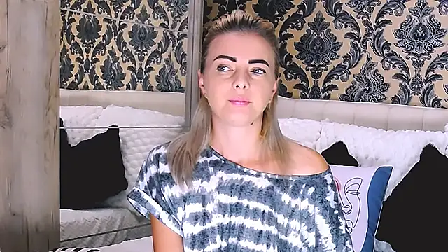 Snapshot of Aly_girl1 chatting on September 18, 2025, 7:21 am Aly girl1 online show from September 18, 2025, 7:21 am