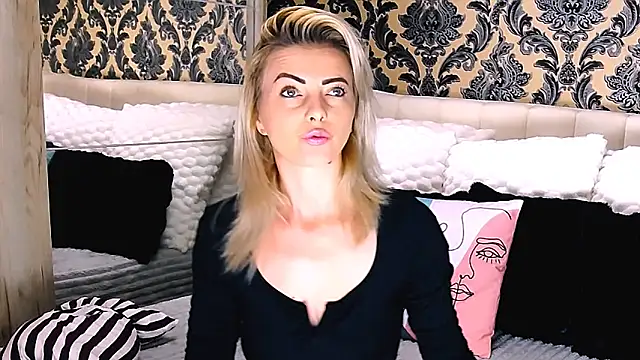 Snapshot of Aly_girl1 chatting on September 30, 2025, 8:19 am Aly girl1 online show from September 30, 2025, 8:19 am