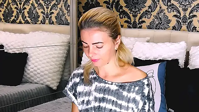 Snapshot of Aly_girl1 chatting on October 10, 2025, 10:03 am Aly girl1 online show from October 10, 2025, 10:03 am