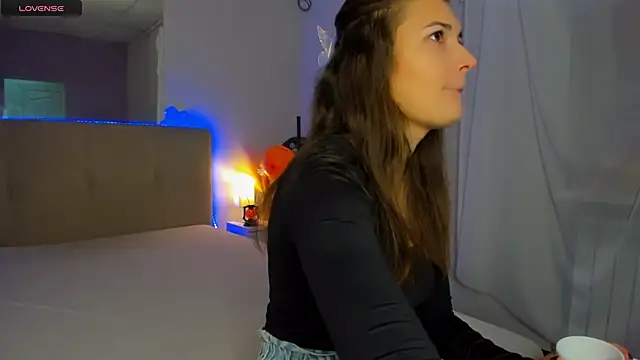 Laura Leee online show from October 29, 2025, 6:26 am