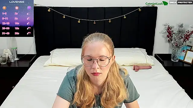 CatmintLush online show from December 21, 2025, 11:34 pm