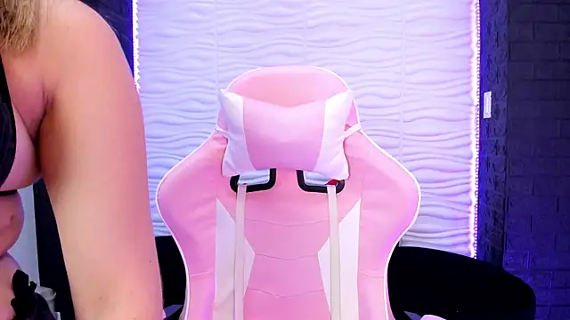 Snapshot of Bella_reaset18 chatting on December 13, 2024, 7:32 pm Bella reaset18 online show from December 13, 2024, 7:32 pm