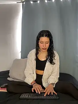 anika lowen02 online show from October 10, 2025, 4:06 pm