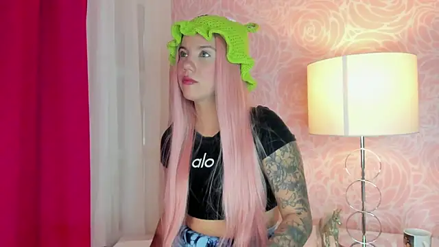 Snapshot of MelaniieRoux chatting on November 7, 2025, 7:36 pm MelaniieRoux online show from November 7, 2025, 7:36 pm