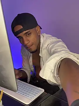 Snapshot of AaronCruz_ chatting on May 1, 2026, 11:53 pm AaronCruz online show from May 1, 2026, 11:53 pm