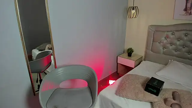 escarleth   online show from November 21, 2025, 12:37 pm