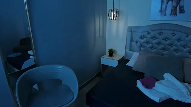 escarleth   online show from April 20, 2026, 1:58 pm