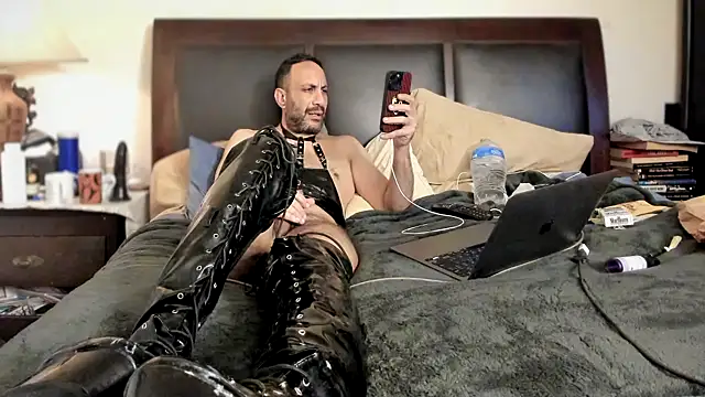 Snapshot of kinkyguy32323 chatting on March 29, 2026, 1:44 pm kinkyguy32323 online show from March 29, 2026, 1:44 pm