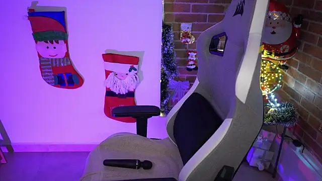 anyacutex online show from December 18, 2024, 9:51 pm