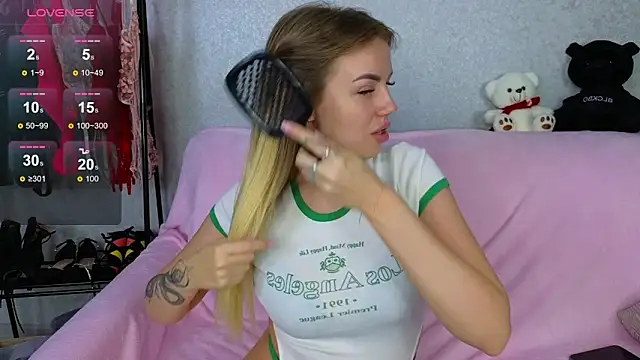 Snapshot of EmilyRobbie chatting on February 10, 2025, 12:41 am EmilyRobbie online show from February 10, 2025, 12:41 am