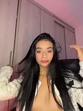 Laura fernandezII online show from December 4, 2025, 8:50 pm